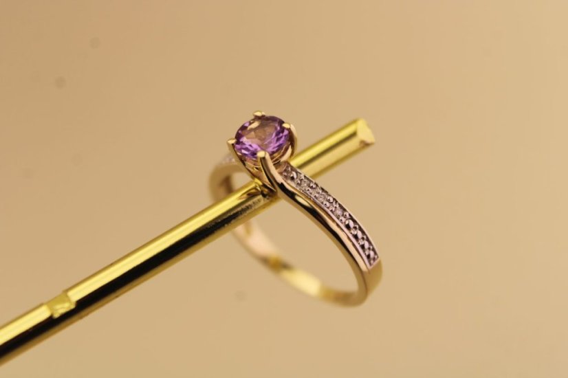 Prsteň- diamanty- ametyst- kombinované zlato- 14 karátov