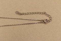 Retiazka- celebritka- písmeno V- zirkóny- rhódiované striebro