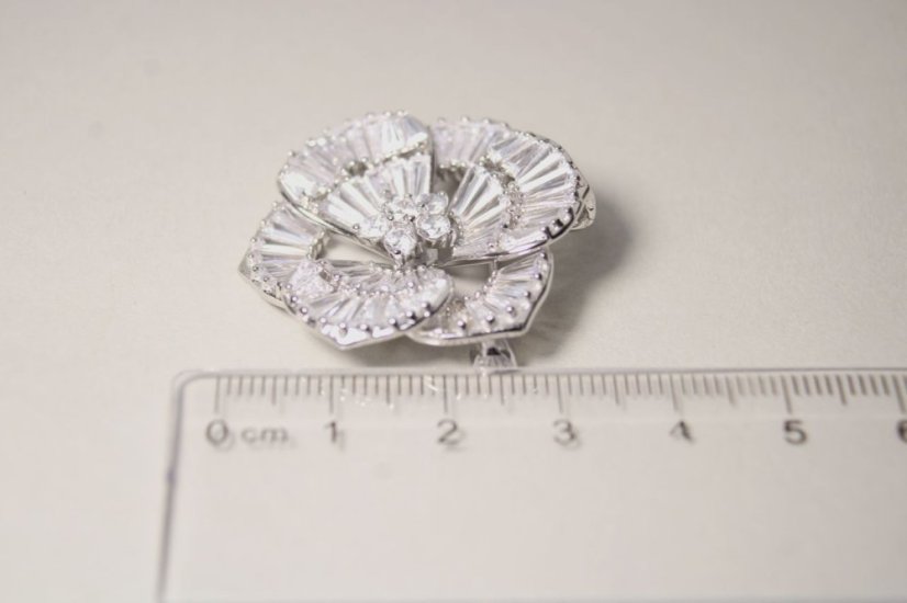 Brošňa v tvare kvetu s čírymi zirkónmi, rhodiované striebro, 12,41 g, 925/1000 - Materiál: Rhodiované striebro, Druh kameňa: ZIRKÓN, Farba kameňa: Číry, Váha (g): 12,41, Rýdzosť: STRIEBRO 925/1000