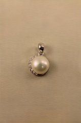 Prívesok- biela perla- číre kamienky- rhódiované striebro