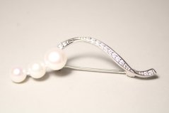 Strieborná brošňa biele perly a číre zirkóny, rhodiované striebro, 3,42 g, 925/1000