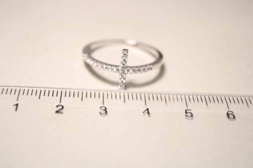 Rhódiovaný strieborný prsteň s minimalistickým krížikom, číre zirkóny, veľkosť 58, 1,41g, 925/1000 - Materiál: Rhodiované striebro, Druh kameňa: ZIRKÓN, Farba kameňa: Číry, Veľkosť prsteňa: 58, Váha (g): 1,41, Rýdzosť: STRIEBRO 925/1000
