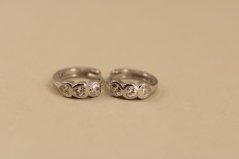 Náušnice- kruhy- číre zirkóny- zacvakávacie- rhódiované striebro