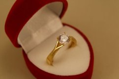 Zlatý zásnubný prsteň-číre zirkóny-žlté zlato-14 karátov