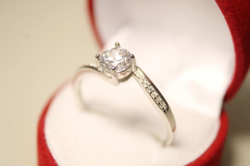 Prsteň-brúsený číry zirkón-rhodium-striebro
