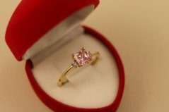 Prsteň-rúžový kameň-číre zirkóny-žlté zlato-14 karátov