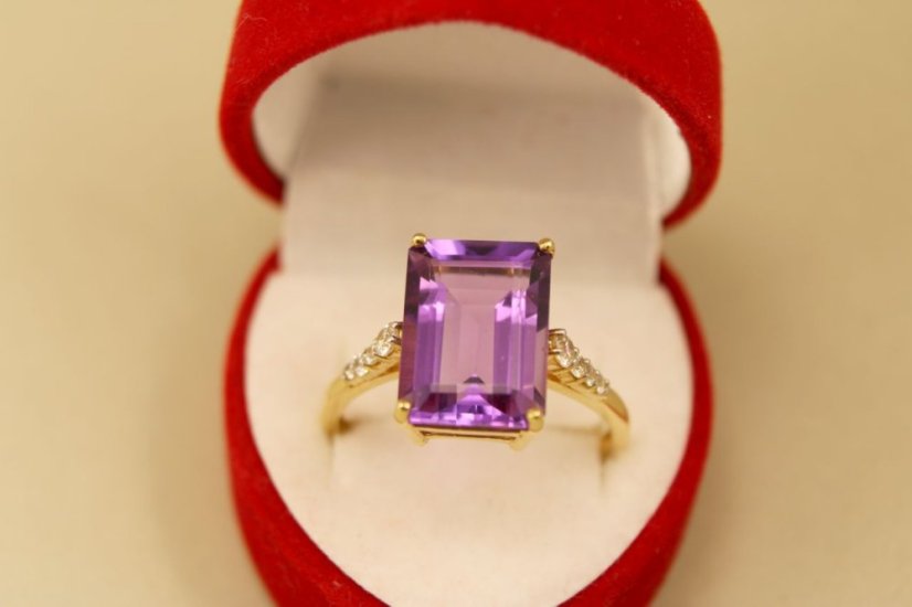 Prsteň-žlté zlato-drahokam (Ametyst) - číre zirkóny-14 karátov