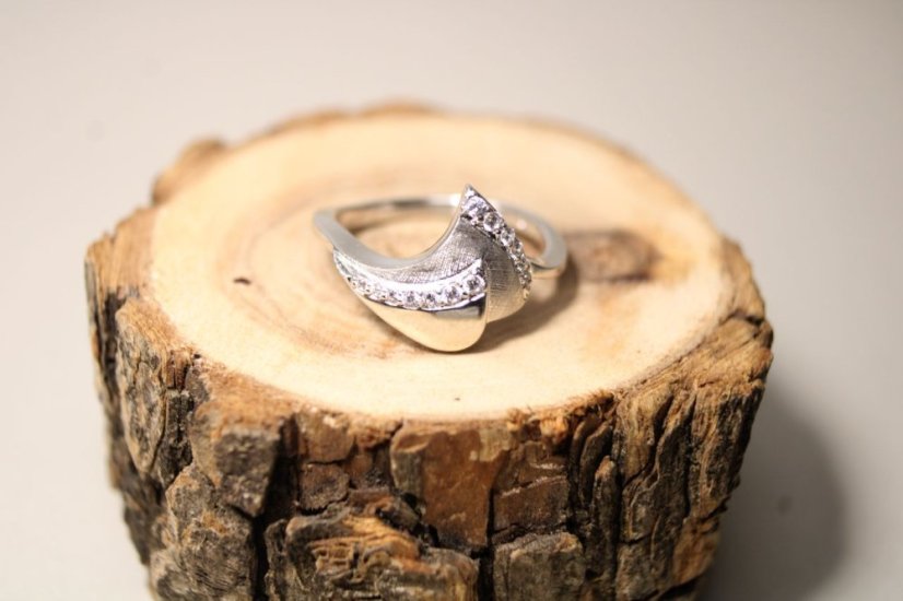 Elegantný strieborný prsteň s čírymi zirkónmi, rhódium, veľkosť 52, 2,26g, 925/1000 - Materiál: Rhodiované striebro, Druh kameňa: ZIRKÓN, Farba kameňa: Číry, Veľkosť prsteňa: 52, Váha (g): 2,26, Rýdzosť: STRIEBRO 925/1000