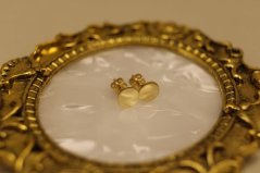 Náušnice- žlté zlato-hladký povrch-žlté zlato-šrúbky-14 karátov