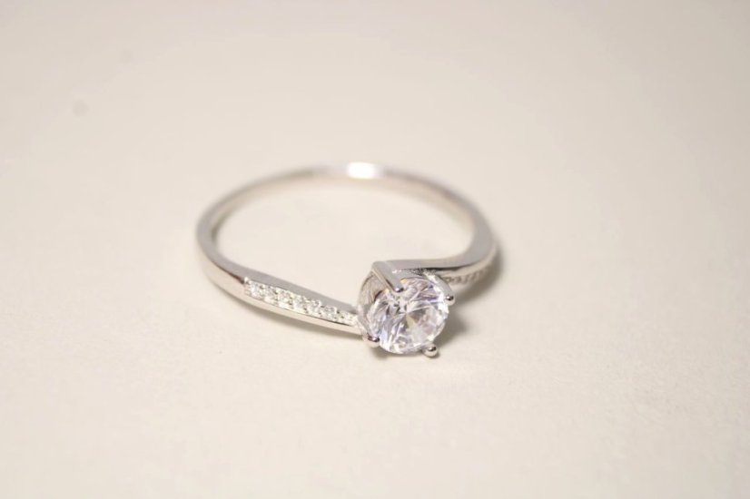Prsteň-brúsený číry zirkón-rhodium-striebro