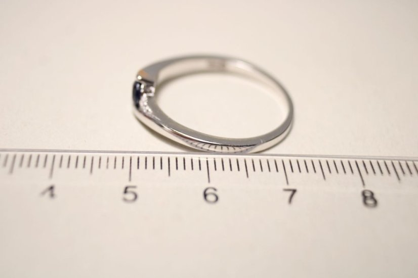 Strieborný rhódiovaný prsteň v tvare vlnky s tmavomodrým kameňom, číre zirkóny, veľkosť 59, 2,15g, 925/1000