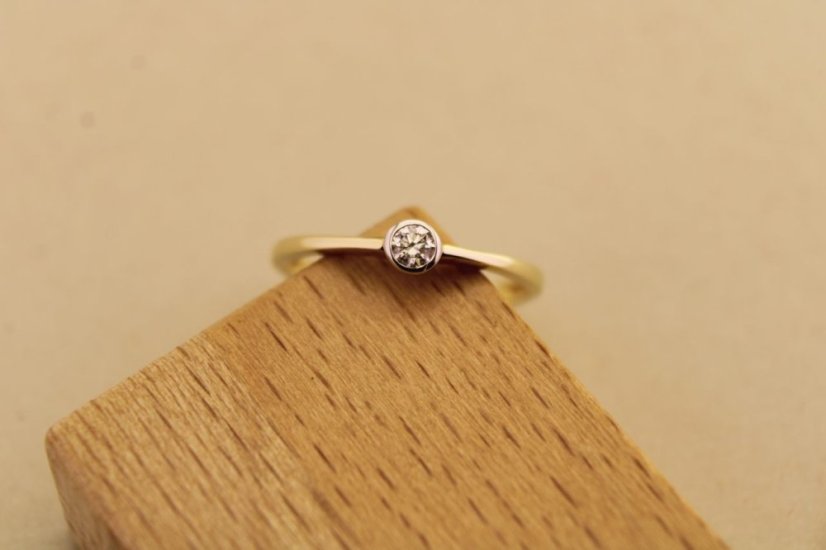 Prsteň brilianty- biely diamant- H/Si- kombinované zlato- 14 karátov