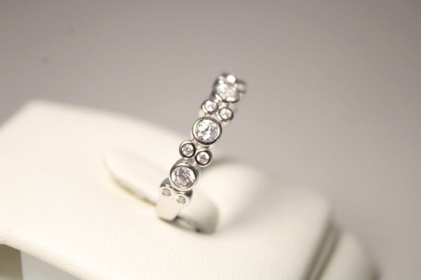 Strieborný prstienok s čírymi zirkónmi, rhodium, veľkosť 58, 3,19 g , 925/1000