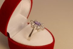 Strieborný prsteň v tvare kvetu zdobený fialovým zirkónom, rhodiované striebro, veľkosť 53, 2,92g, 925/1000