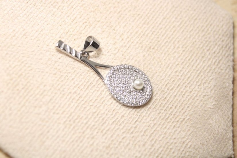 Strieborný prívesok tenisová raketa s bielou perličkou a čírymi zirkónmi, rhodium, 1,98 g, 925/1000