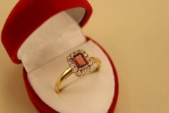 Prsteň -  granát - číre zirkóny - žlté zlato - 14K