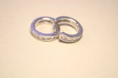Strieborné rhódiované naušnice malé kruhy s čírymi zirkónmi, zacvakávacie, 1,36g, 925/1000