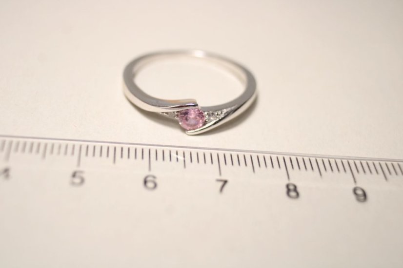 Strieborný rhódiovaný prsteň v tvare vlnky so svetlorúžovým kameňom, číre zirkóny, veľkosť 59, 2,25g, 925/1000