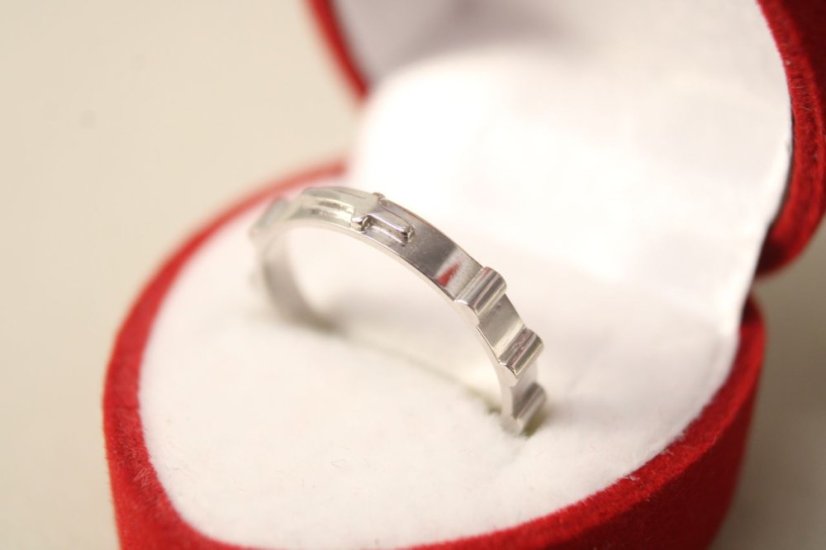 Prsteň- ruženec- vystupený krížik- biele zlato- 14 karátov