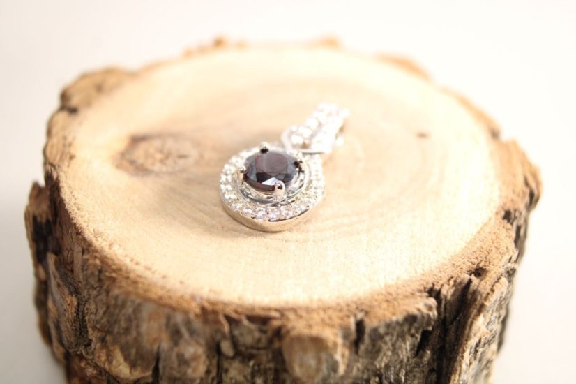 Prívesok - červený granát- číre zirkóny-striebro