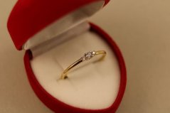 Prsteň- minimalistický vzhľad- číre zirkóny- žlté zlato- 14 karátov