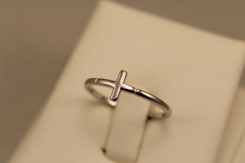 Prsteň- kríž bez kamienkov-rhodium-striebro