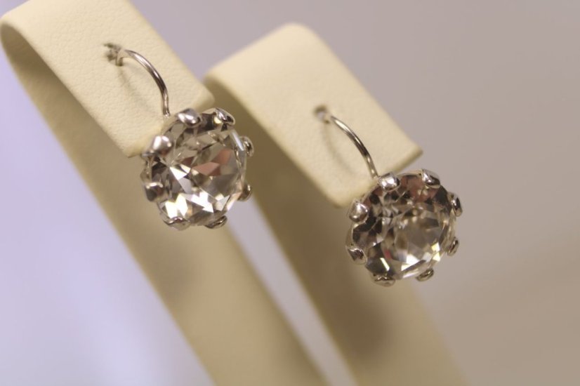 Klasické naušnice s veľkým brúseným zirkónom, ródiované striebro, 4,58g, 925/1000 - Materiál: Rhodiované striebro, Druh kameňa: ZIRKÓN, Farba kameňa: Číry, Váha (g): 4,58, Rýdzosť: STRIEBRO 925/1000