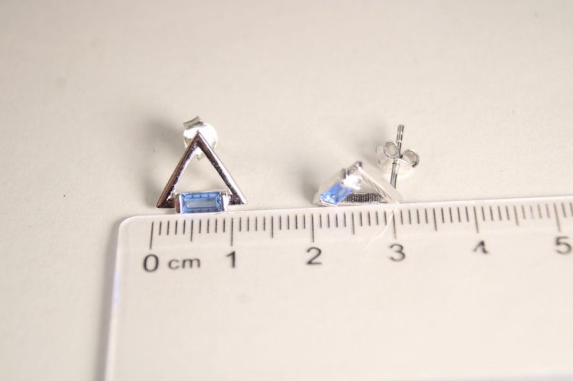 Strieborné trojuholníkové náušnice s modrým kameňom, rhodium, puzetové zapínanie, 1,72 g, 925/1000