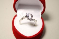 Prsteň- číre zirkóny- rhódiované striebro