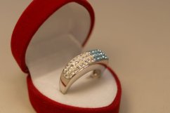 Prsteň- číre a modré swarovski crystals- rhodiované striebro