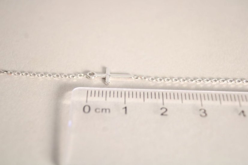 Náramok v bielom zlate s 3D krížikom, 17-18 cm, 0,90 g, 14 karátov 585/1000 - Farba zlata: Biela, Dĺžka náramku (cm): 17 + 1, Váha (g): 0,90, Rýdzosť: 14 karátov 585/1000
