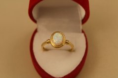 Prsteň- biely opál-žlté zlato-14 karátov