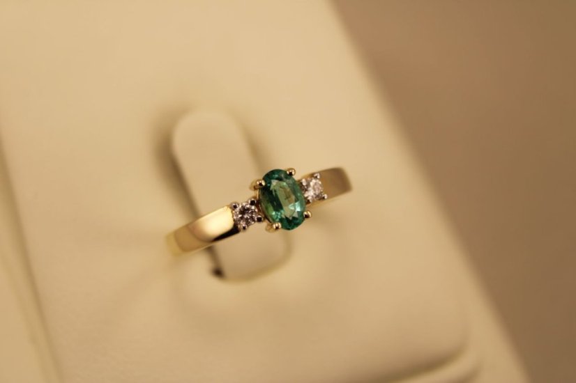 Zlatý prsteň so smaragdom 0,40 ct, diamanty 0,08ct H SI2, veľkosť 54 2,35g 14k 585/1000