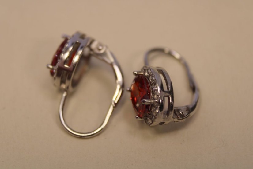 Náušnice-červený kameň-číre zirkóny-patent-rhodium