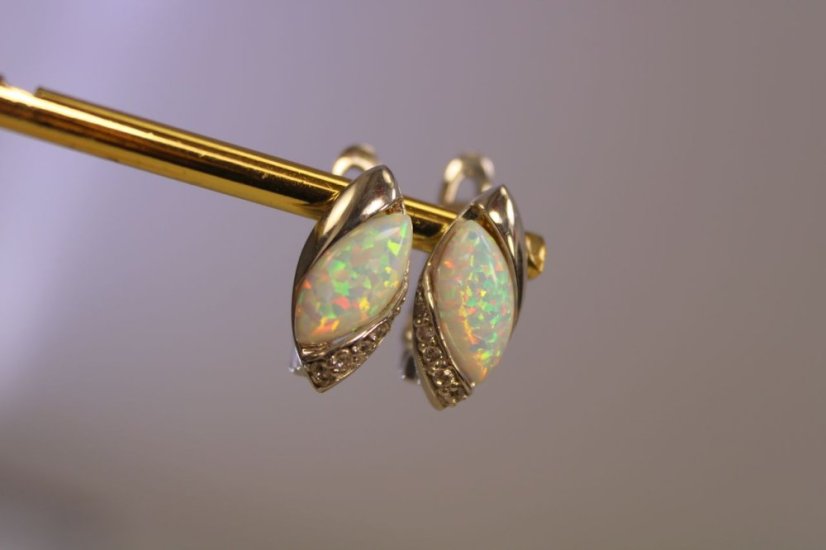 Ródiované strieborné naušnice zdobené bielym opálom, zirkóny, francúzske zapínanie, 2,79g, 925/1000 - Materiál: Rhodiované striebro, Druh kameňa: SYNTETICKÝ OPÁL, Farba kameňa: Biely, Váha (g): 2,79, Rýdzosť: STRIEBRO 925/1000