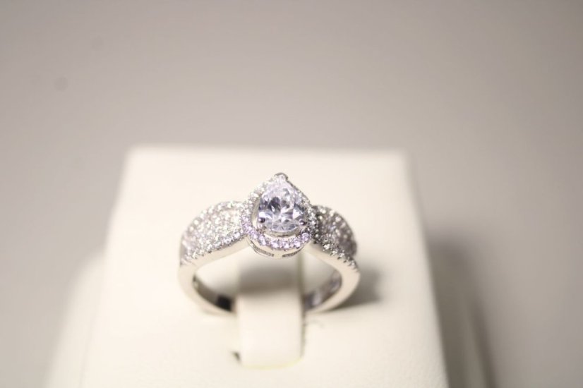 Strieborný prsteň kvapka posiaty čírymi zirkónmi, rhodium, veľkosť 54, 3,73 g, 925/1000