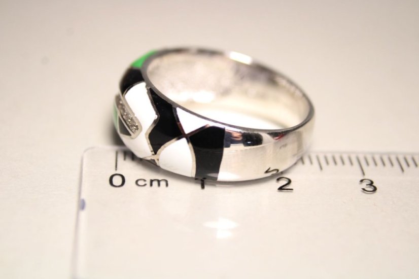 Rhódiovaný strieborný prsteň a abstraktným motívom, farebný smalt, číre zirkóny, veľkosť 64, 6,48g, 925/1000