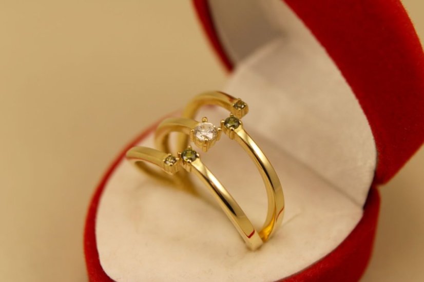 Zlatý prsteň žlté zlato, zelené a číre zirkóny, veľkosť 57, 3,63g 14k 585/1000