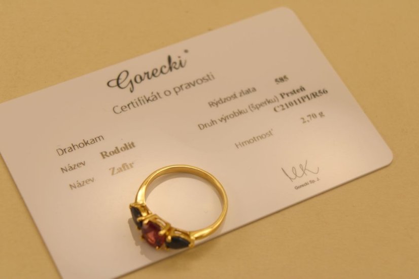 Prsteň s rodolitom a zafírmi - žlté zlato - 14K