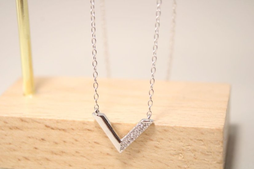 Strieborný náhrdelník s príveskom v tvare V, číre zirkóny, rhodium, 45-50 cm, 1,85 g, 925/1000