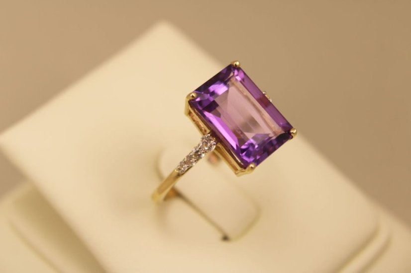 Prsteň-žlté zlato-drahokam (Ametyst) - číre zirkóny-14 karátov