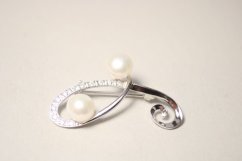 Brošňa- biele perly- číre zirkóny- rhodiované striebro