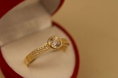 Prsteň- číry kameň- zirkóny- žlté zlato- 14 karátov