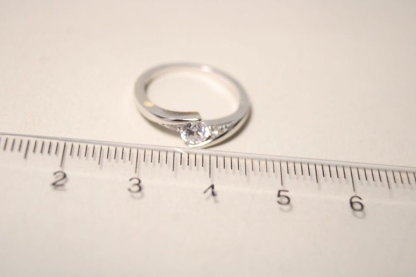 Strieborný rhódiovaný prsteň v tvare vlnky s čírymi zirkónmi, veľkosť 45, 1,52g, 925/1000