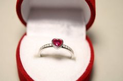 Prsteň-srdiečko-sýto ružový zirkón- číre zirkóny-rhódium-striebro