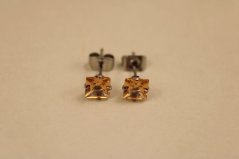 Náušnice-oranžové štvorčeky- puzetky- chirurgická oceľ- 316/L