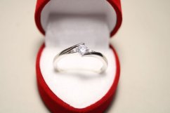 Prsteň-v tvare vlnky-číry kameň-číre zirkóny-rhodium-striebro