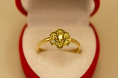 Prsteň-žlté zlato- zelené zirkóny-14k