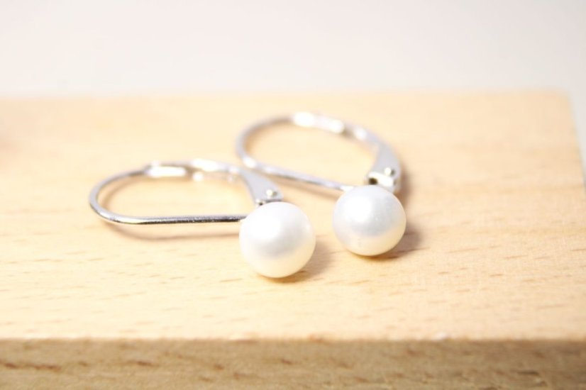 Strieborné naušnice so sladkovodnou perlou, klasické zapínanie, rhodium, 1,12 g, 925/1000