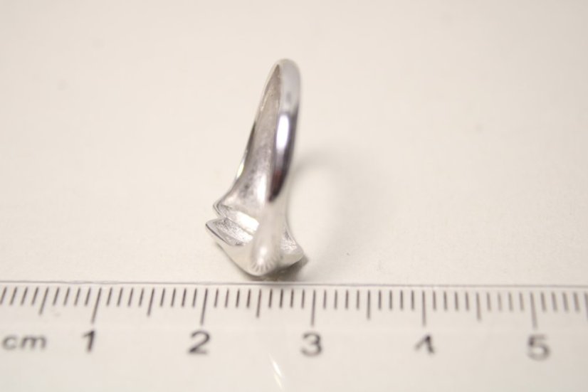 Dámsky prsteň tvarovaný vzor z bieleho zlata, veľkosť 53, 2,34 g, 14 karátov 585/1000